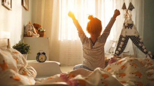 Réveil simulateur d'aube : à quel âge un enfant sait vraiment lire le signal